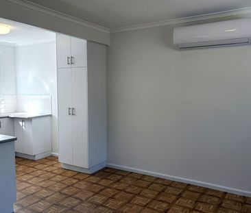 FRESHLY PAiNTED UNiT CLOSE TO CENTRAL ALBURY - Photo 2