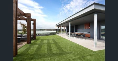 Light bright and spacious one bedroom apartment - Photo 2