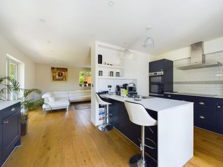 4 bedroom detached bungalow to rent - Photo 2