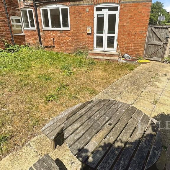 1 bedroom in a house share to rent - Photo 1