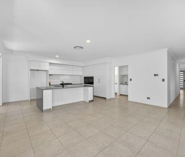 Large Family Home With Theatre Room! - Photo 2