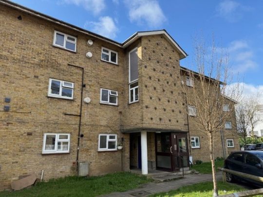 2 bedroom Flat - Roe Green Lane, Hatfield - Photo 1