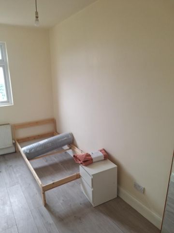 3 bedroom flat to rent - Photo 3