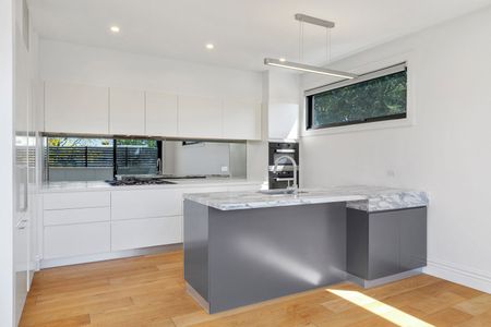 LIGHT & LUXURIOUS APARTMENT ON THE GOLDEN MILE - Photo 3