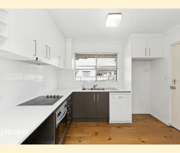 Leafy Refurbished Unit with Courtyard & Parking - Photo 5