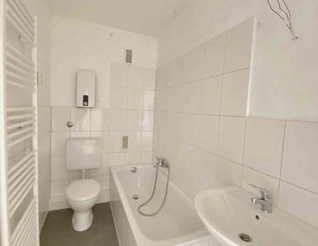 Großzügig geschnittene 2-Zi.-Wohnung mit Balkon! - Foto 1