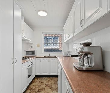 Beautifully maintained home with in-ground swimming pool! - Photo 6