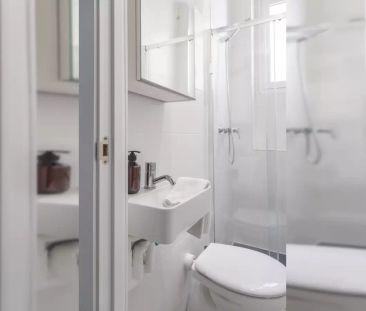 Room for rent in 9-bedroom apartment in Gran Vía - Photo 2