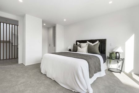 With stunning lake views and walking tracks available at your doorstep, this immaculate home built by Turton Builders occupies a privileged position. - Photo 4