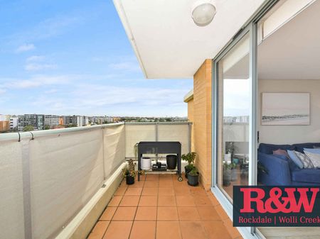 DEPOSIT TAKEN - Spacious Top-Floor Apartment with City Views & Resort-Style Amenities - Photo 5