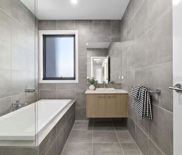 Air- conditioned Main Bedroom Park fronted 4 bedroom Masterpiece - Photo 6