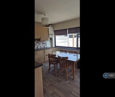 3 bedroom semi-detached house to rent - Photo 5