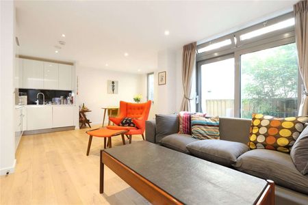 Two bedroom apartment set in a quiet mews development just 200m from King's Cross St' Pancras. - Photo 2