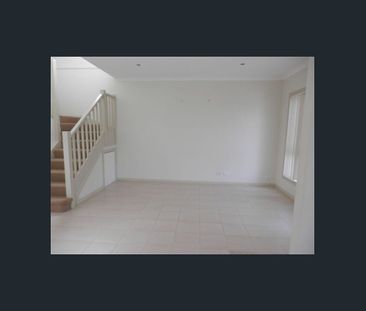 Meticulous townhouse in sought after location - Photo 1