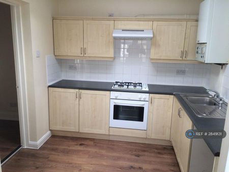 3 bedroom flat to rent - Photo 3