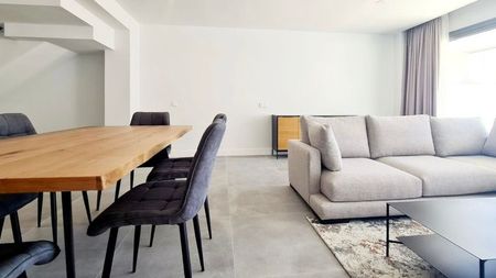 Alquiler de chalet adosado en Calle Dingo - Photo 4