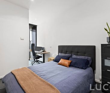 Elevated Docklands living with stadium views - Photo 2