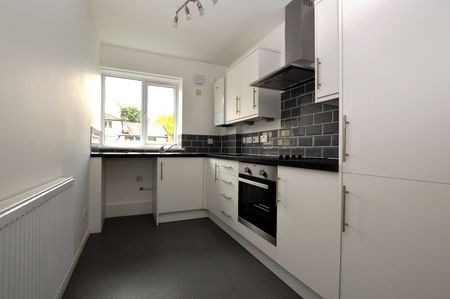 Flat to rent - Knighton Park Road, London, SE26 - Photo 4