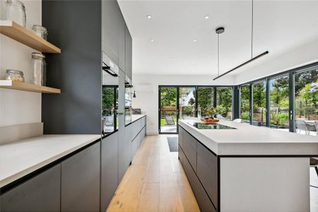 5 bedroom detached house to rent - Photo 2