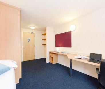 1 bedroom in a flat share to rent - Photo 5