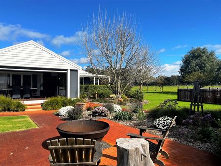 QUALITY LARGE RURAL HOMESTEAD WITH MODERN FIXTURES AND FITTINGS - Photo 4