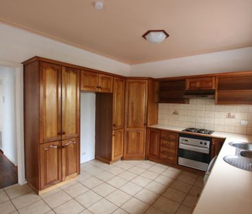 Spacious 3-Bedroom Home in Prime Keilor Park Location! - Photo 4