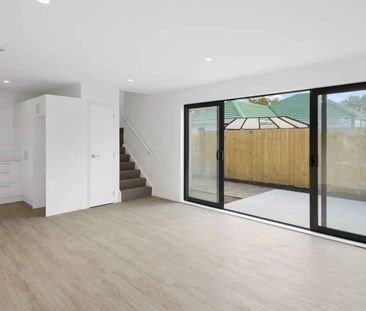 PHILLIPSTOWN - 2 BEDROOMS, 2 BATHROOMS, HEATPUMP, SINGLE GARAGE - Photo 4