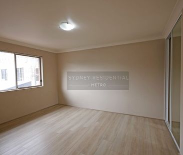 Modern Top Floor 1 Bedroom Apartment with Timber Floors - Photo 3