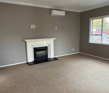3 Bedroom, 1 Bathroom Plenty of car space - Photo 2