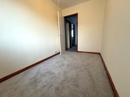 3 bedroom end of terrace house to rent - Photo 3