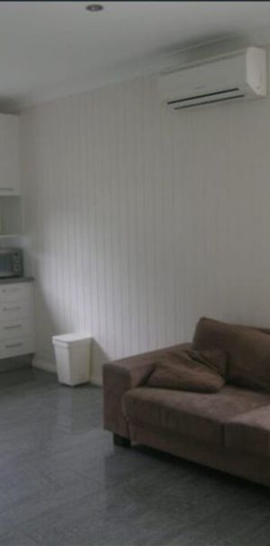 Modern Three Bedroom Unit - Great location and close to all amenities. - Photo 1