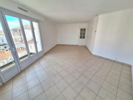 Location Appartement 4 pièces 101m² LES SABLES D OLONNE 85100 - Photo 2