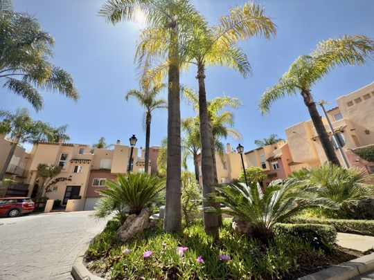 Townhouse in Nueva Andalucía - Photo 1