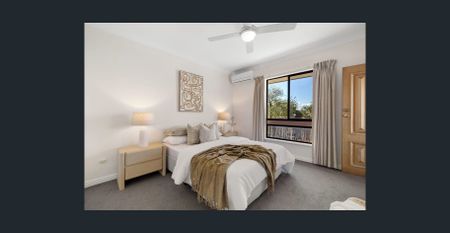 Fantastic location with 2 bedrooms and rear courtyard - Photo 2