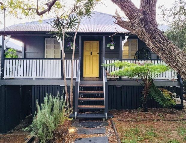 CHARMING QUEENSLANDER COTTAGE - Photo 1