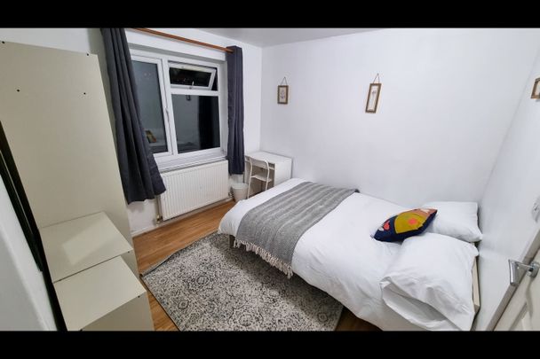 5 Bed Semi-Detached House, Brooks Road, E13 - Photo 1