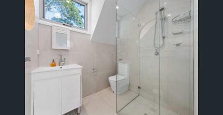 Fully Furnished Executive Style Home - Photo 4