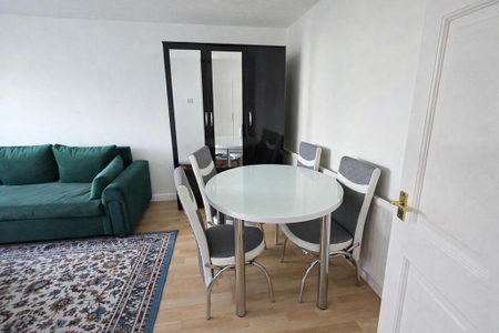 4 bedroom flat to rent - Photo 2