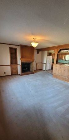 3 bedroom / 2.5 bathrooms 2000 sqft. upper home - Photo 1