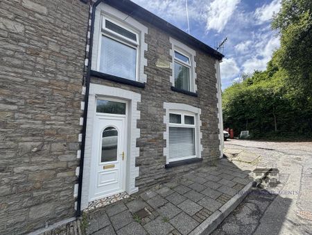 3 bedroom end of terrace house to rent - Photo 3