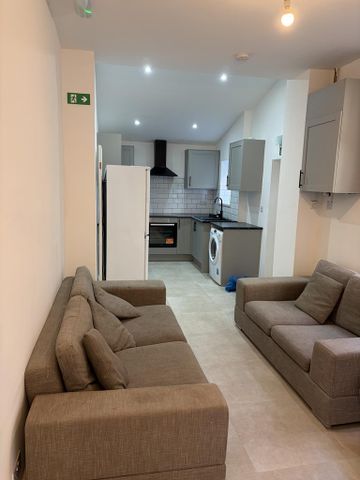 4 bedroom terraced house to rent - Photo 3