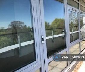 1 bedroom penthouse to rent - Photo 2