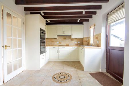 4 bedroom semi-detached house to rent - Photo 2