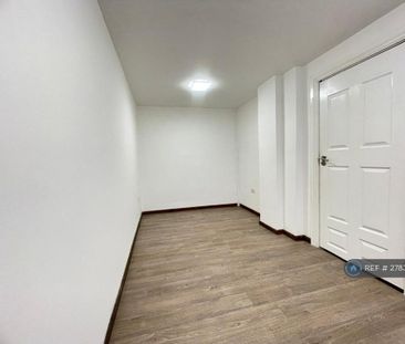 4 bedroom semi-detached house to rent - Photo 4