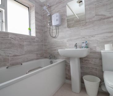 3 bedroom end of terrace house to rent - Photo 2