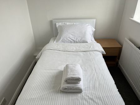 4 Bed Flat, Woodland Terrace, SE7 - Photo 4