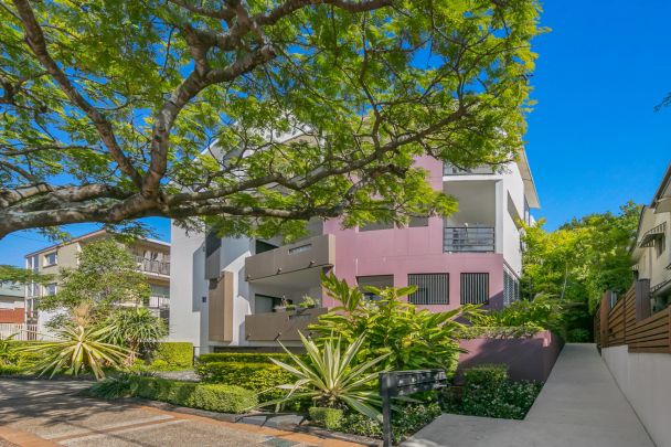 SPACIOUS 2 BEDROOM APARTMENT! - Photo 1