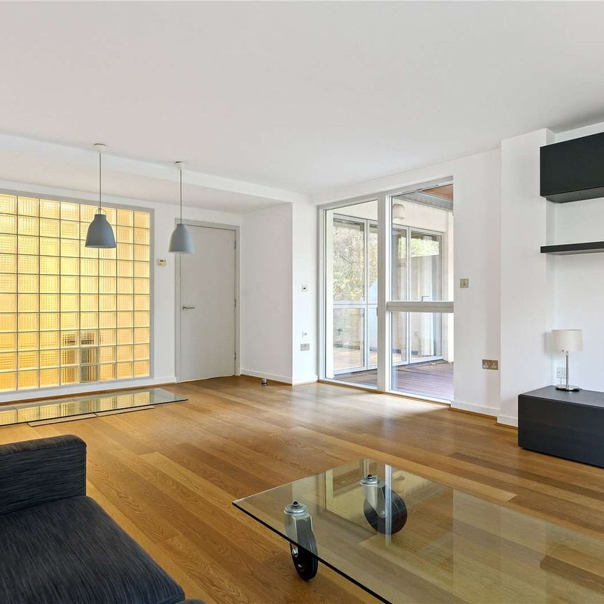 A spacious one bedroom apartment with south facing park views. - Photo 1