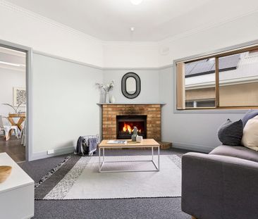 Charming Cottage in Prime Location! - Photo 2