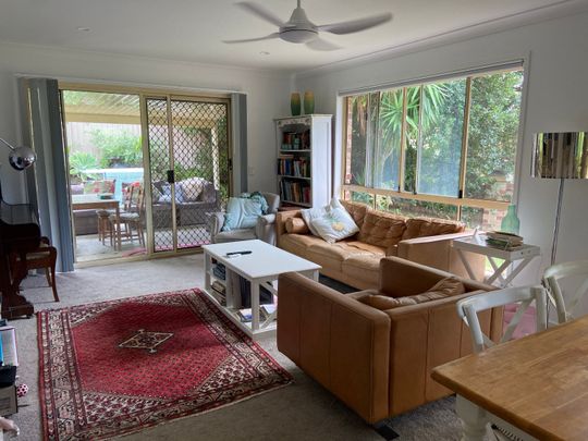 Helensvale - Photo 1
